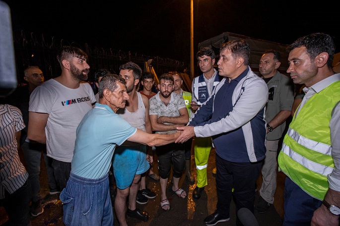 Başkan Cemil Tugay ekiplerle birlikte sahada