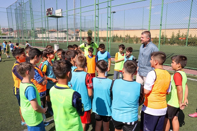 Başkan Görkem Duman, futbol kurslarını ziyaret etti