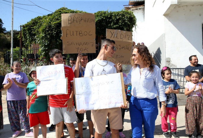 Başkan Ünsal köylerde halkla kucaklaştı