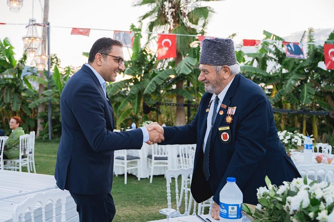 Başkan Yiğit, Balçova'da Gazilere Yemek Verdi