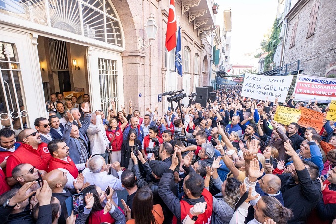 Belediye işçilerinden Başkan Tunç Soyer’e destek