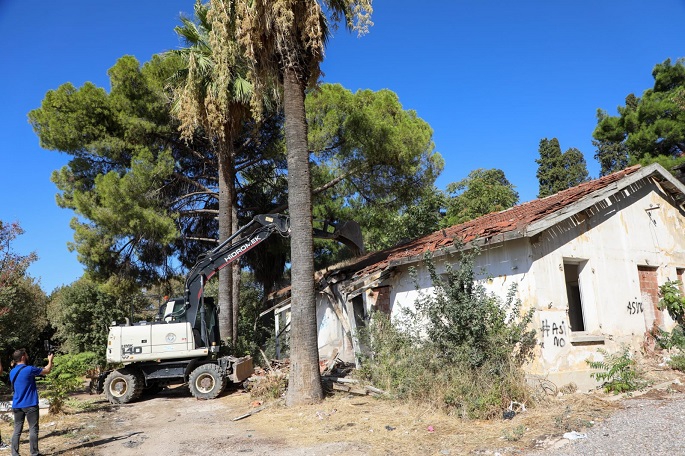 Buca’da Metruk Binalar Tek Tek Yıkılıyor