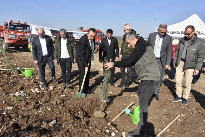 Buca’da Milli Ağaçlandırma Günü kapsamında fidanlar toprakla buluşturuldu.