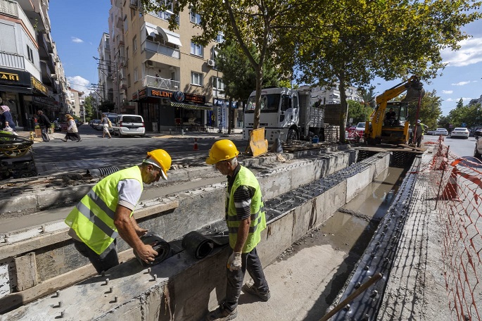 Girne Caddesi’ndeki yağmur suyu mazgalları yenileniyor