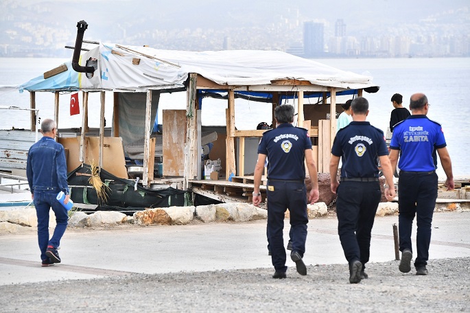 İnciraltı’nda Kaçak İskele ve Ahşap Yapılar Yıkıldı 