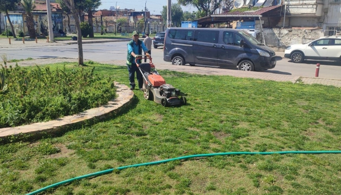 Konak’ın parkları bayramda çiçek açtı