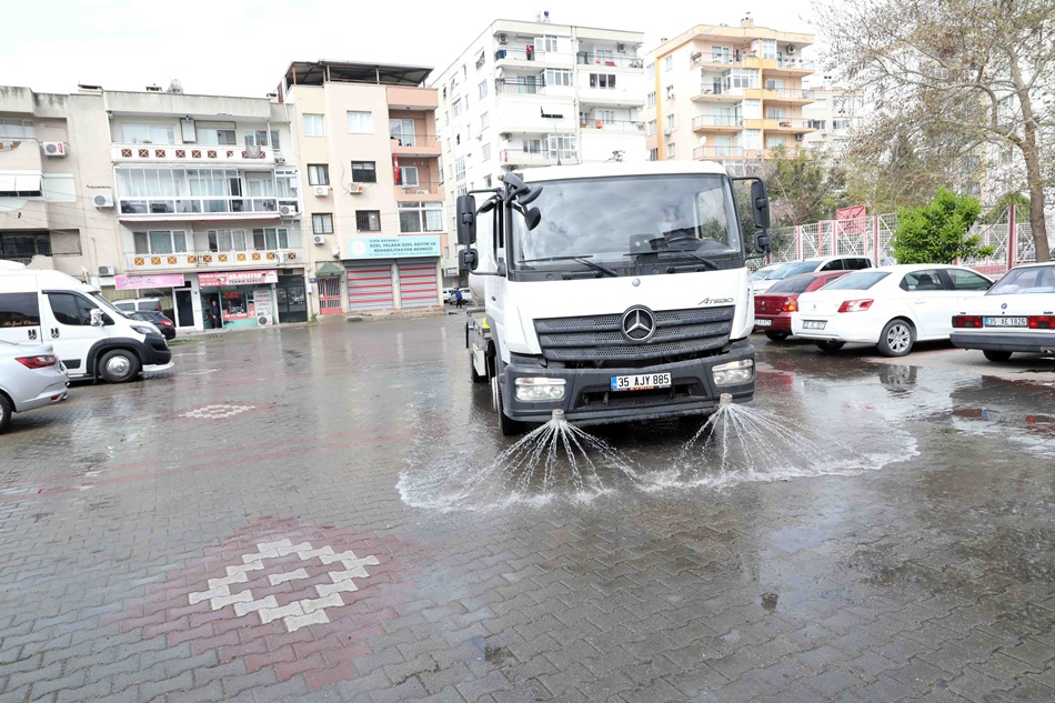 Bayraklı’da sokaklar dezenfekte edildi