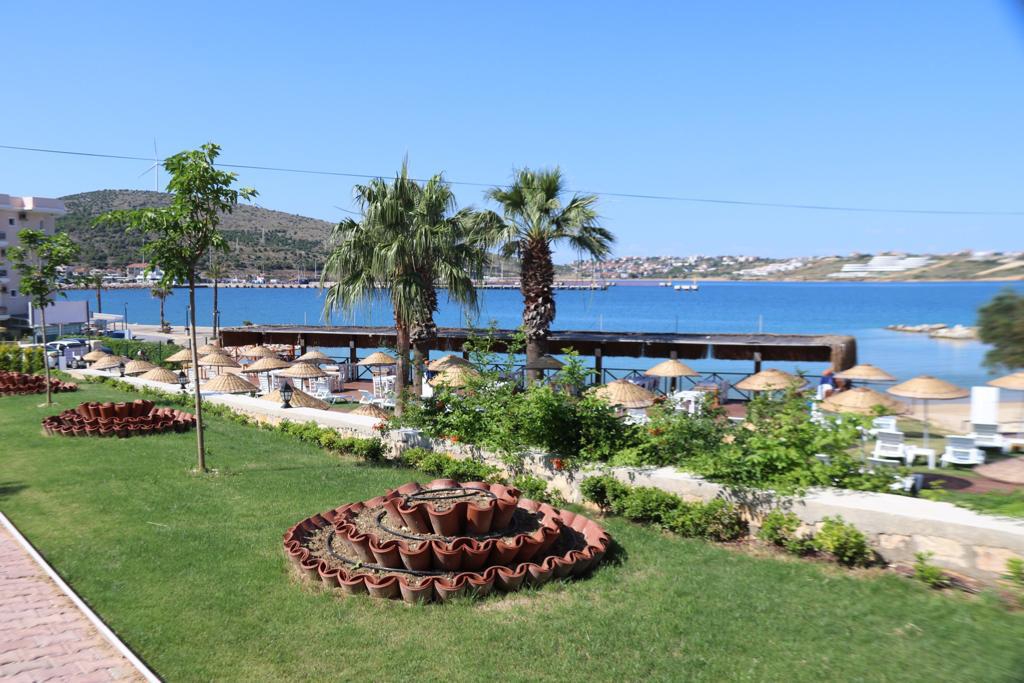 Çeşme Tekke Plajı ve Restoranı ziyaretçilerini bekliyor 