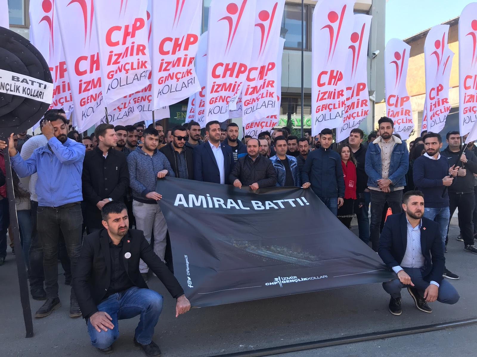 CHP'Lİ GENÇLERDEN SANSÜRE SİYAH ÇELENK